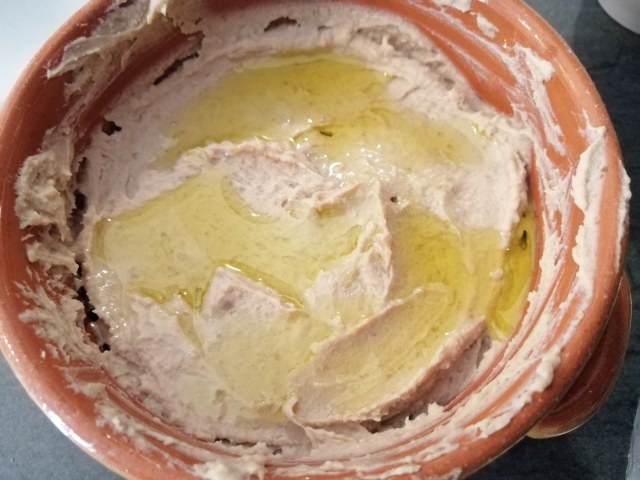 Baccala sfumato al passito di pantelleria con uvetta e pinoli e hummus di castagne