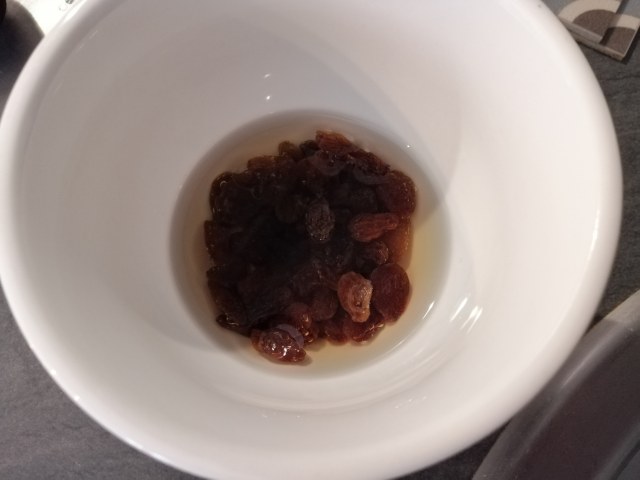 Baccala sfumato al passito di pantelleria con uvetta e pinoli e hummus di castagne