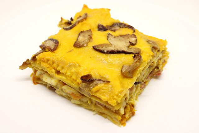 Lasagna riccia ai porcini con besciamella alla zucca cotto e provola