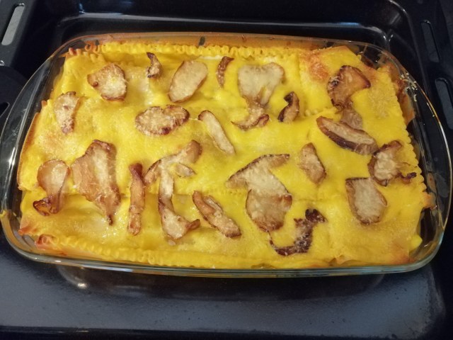 Lasagna riccia ai porcini con besciamella alla zucca cotto e provola