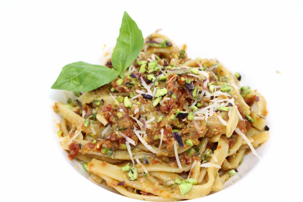 Scialatielli con pesto alla brontese con pomodori secchi e pistacchio
