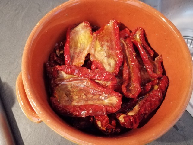 Scialatielli con pesto alla brontese con pomodori secchi e pistacchio