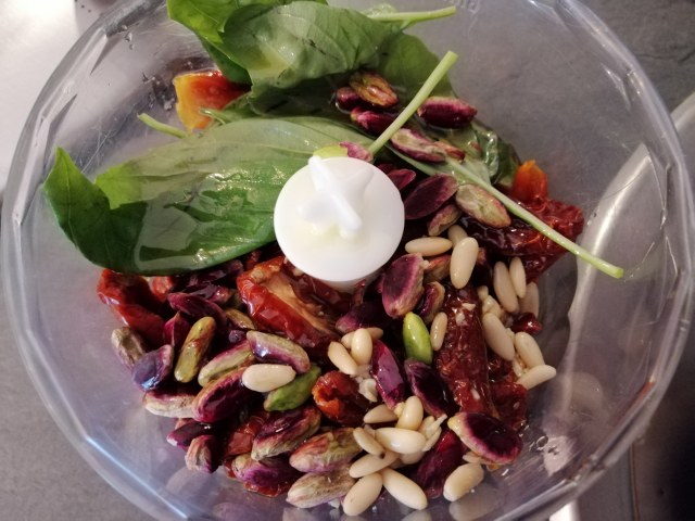 Scialatielli con pesto alla brontese con pomodori secchi e pistacchio