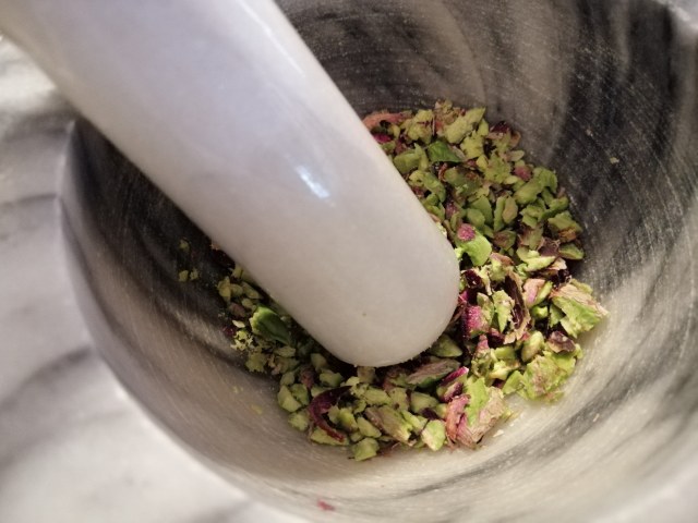 Scialatielli con pesto alla brontese con pomodori secchi e pistacchio