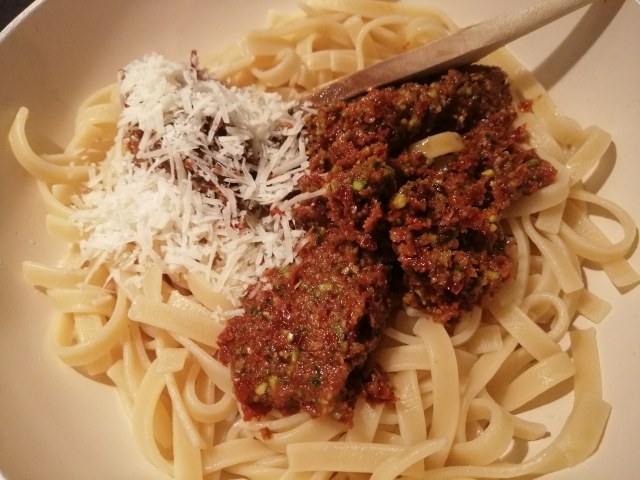 Scialatielli con pesto alla brontese con pomodori secchi e pistacchio