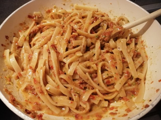 Scialatielli con pesto alla brontese con pomodori secchi e pistacchio