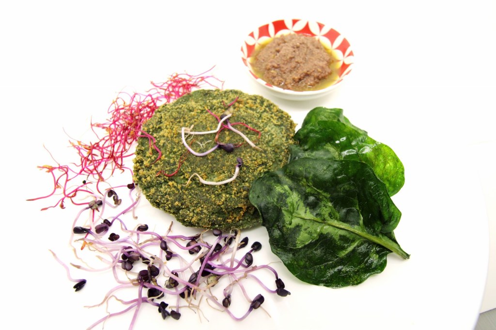 veggie burger di lenticchie e spinaci con le sue chips e pate di olive taggiasche