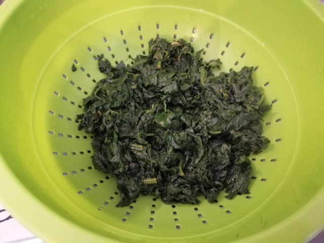 veggie burger di lenticchie e spinaci con le sue chips e pate di olive taggiasche