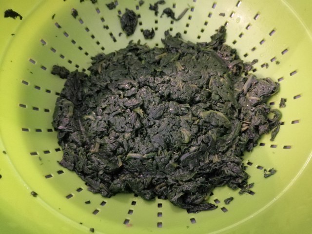 veggie burger di lenticchie e spinaci con le sue chips e pate di olive taggiasche