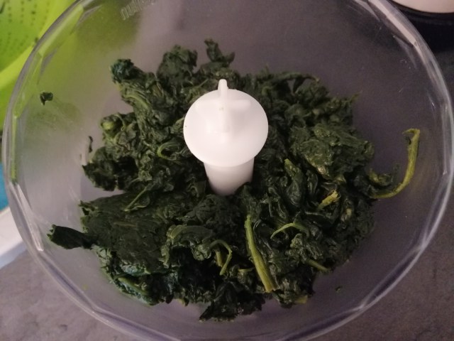 veggie burger di lenticchie e spinaci con le sue chips e pate di olive taggiasche