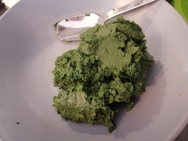 veggie burger di lenticchie e spinaci con le sue chips e pate di olive taggiasche