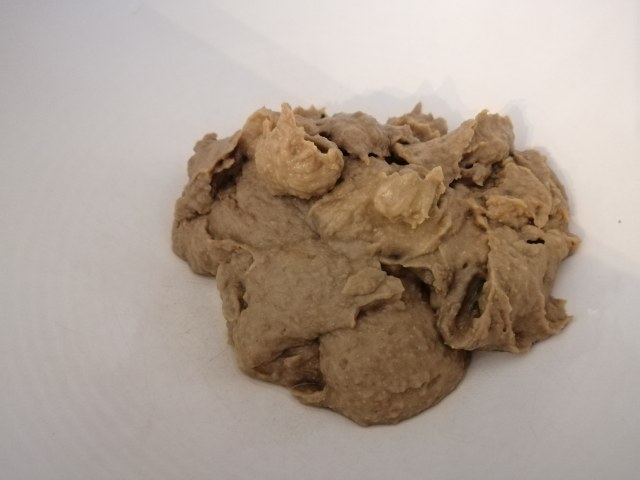 veggie burger di lenticchie e spinaci con le sue chips e pate di olive taggiasche