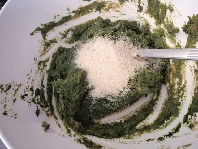 veggie burger di lenticchie e spinaci con le sue chips e pate di olive taggiasche