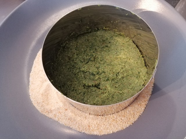 veggie burger di lenticchie e spinaci con le sue chips e pate di olive taggiasche