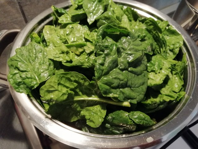 veggie burger di lenticchie e spinaci con le sue chips e pate di olive taggiasche