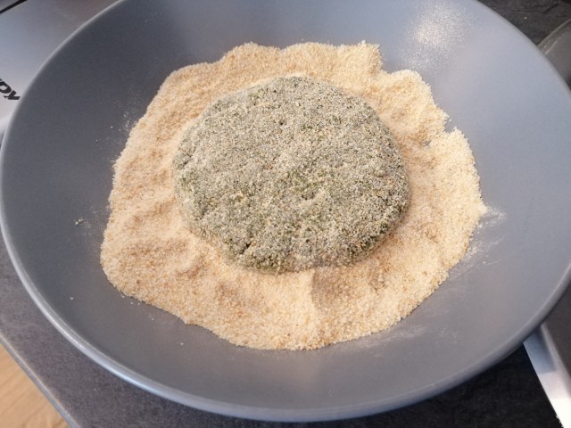 veggie burger di lenticchie e spinaci con le sue chips e pate di olive taggiasche