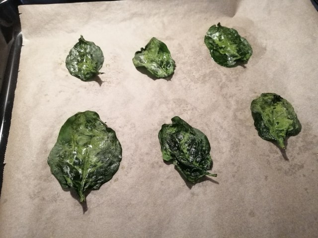 veggie burger di lenticchie e spinaci con le sue chips e pate di olive taggiasche