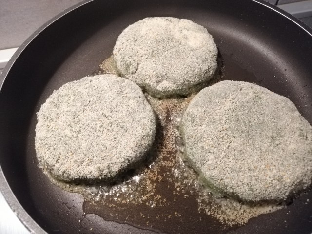 veggie burger di lenticchie e spinaci con le sue chips e pate di olive taggiasche