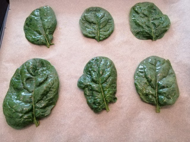 veggie burger di lenticchie e spinaci con le sue chips e pate di olive taggiasche