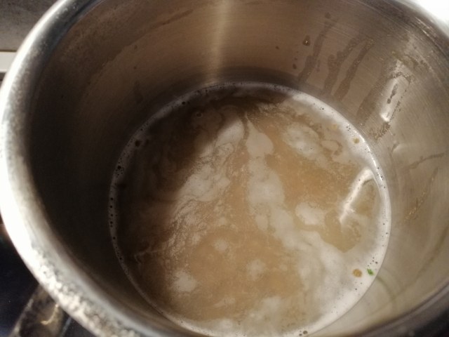 veggie burger di lenticchie e spinaci con le sue chips e pate di olive taggiasche