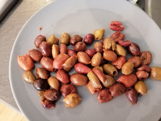 veggie burger di lenticchie e spinaci con le sue chips e pate di olive taggiasche