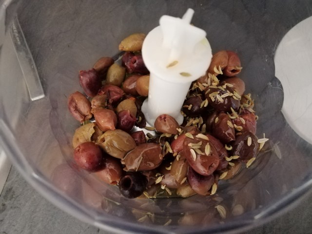 veggie burger di lenticchie e spinaci con le sue chips e pate di olive taggiasche