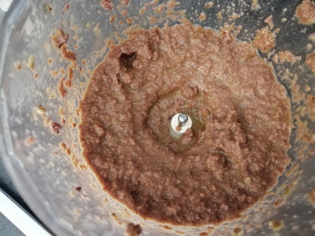 veggie burger di lenticchie e spinaci con le sue chips e pate di olive taggiasche