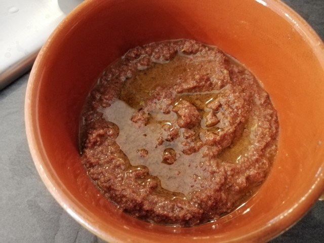 veggie burger di lenticchie e spinaci con le sue chips e pate di olive taggiasche