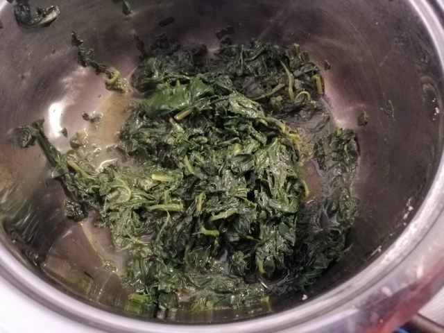 veggie burger di lenticchie e spinaci con le sue chips e pate di olive taggiasche