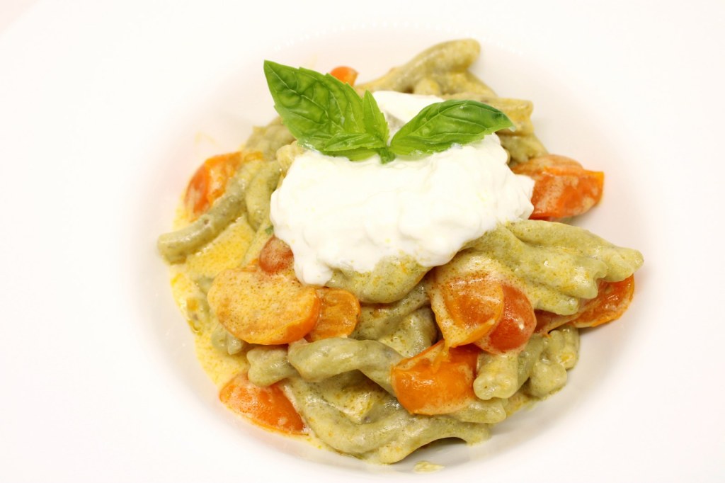 Casarecce al pistacchio con colatura di alici burrata e datterini giall