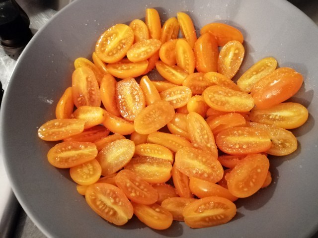 Casarecce al pistacchio con colatura di alici burrata e datterini gialli