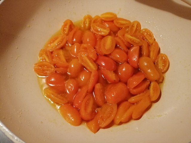 Casarecce al pistacchio con colatura di alici burrata e datterini gialli