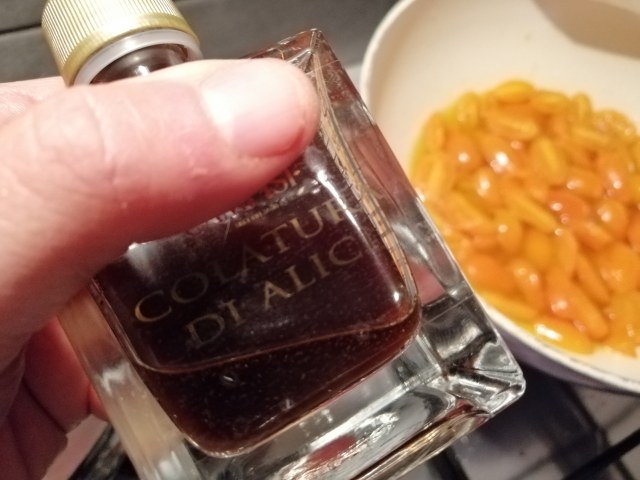 Casarecce al pistacchio con colatura di alici burrata e datterini gialli