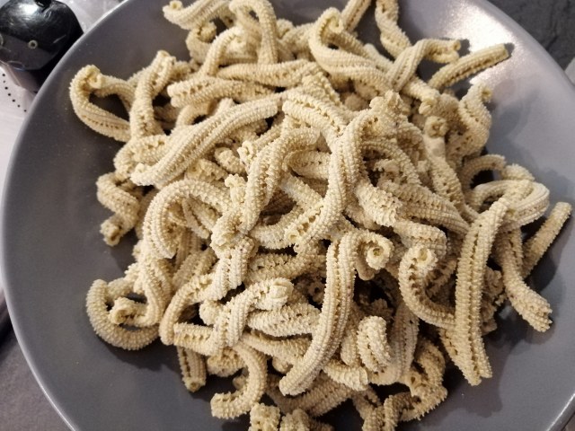 Casarecce al pistacchio con colatura di alici burrata e datterini gialli