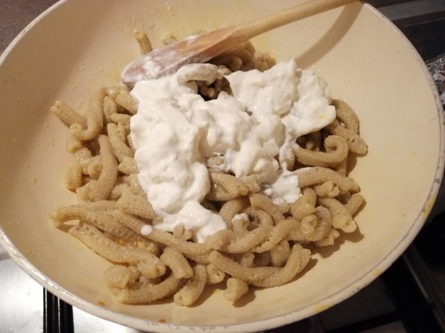 Casarecce al pistacchio con colatura di alici burrata e datterini gialli