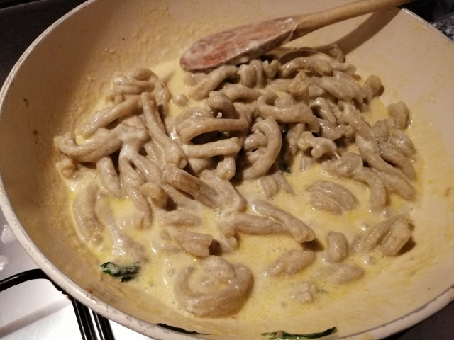 Casarecce al pistacchio con colatura di alici burrata e datterini gialli