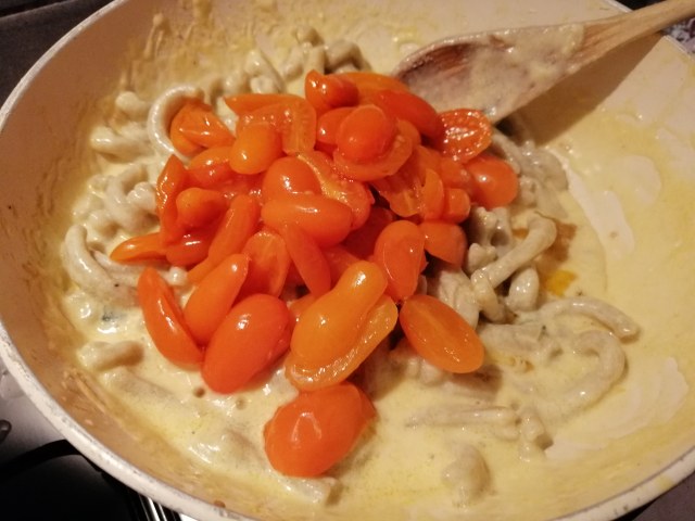 Casarecce al pistacchio con colatura di alici burrata e datterini gialli