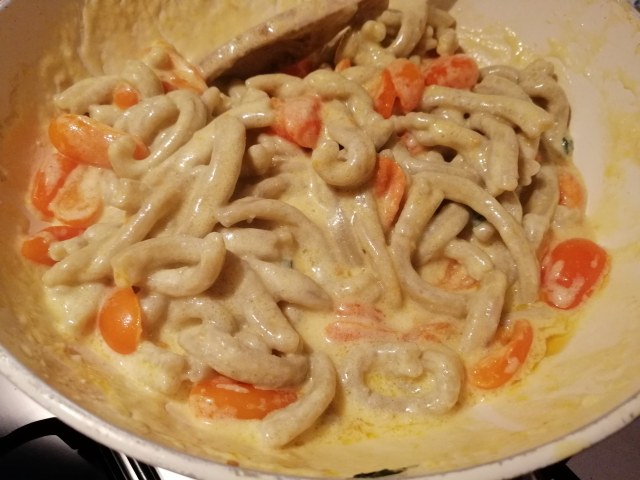 Casarecce al pistacchio con colatura di alici burrata e datterini gialli