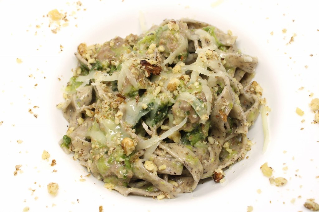 Pizzoccheri con verza casera luganega e noci