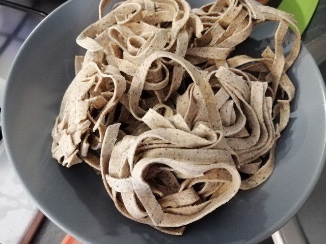 Pizzoccheri con verza casera luganega e noci