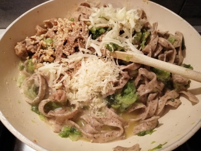 Pizzoccheri con verza casera luganega e noci