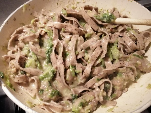 Pizzoccheri con verza casera luganega e noci