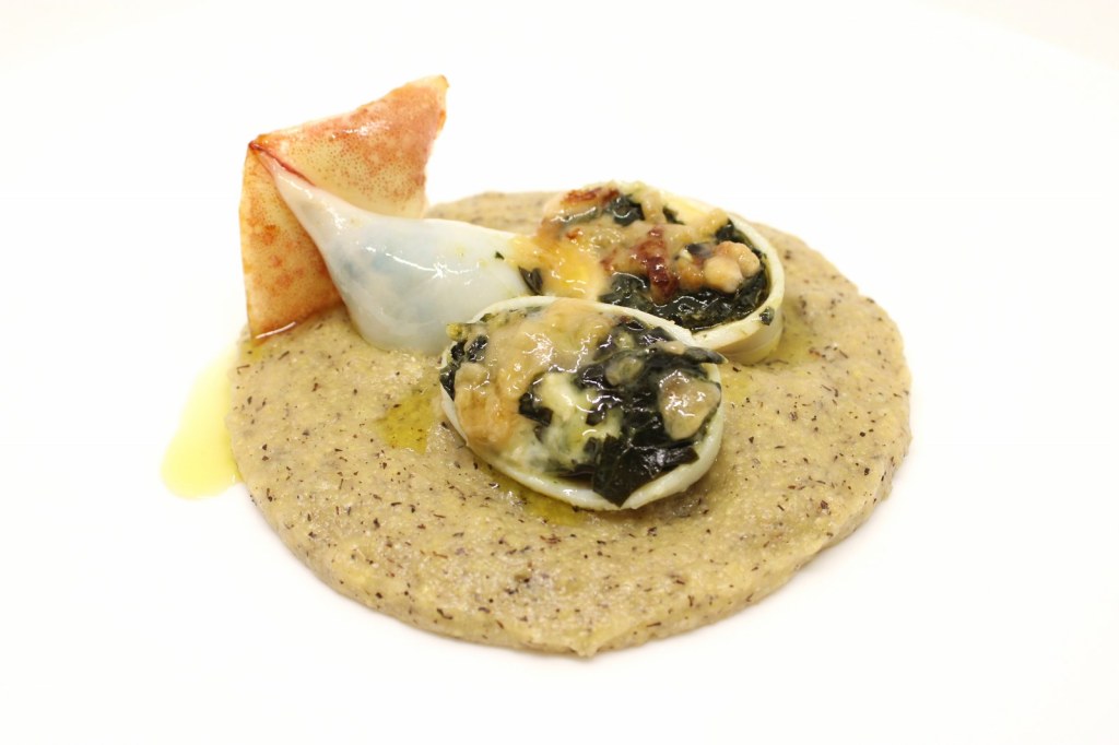 Totano imbottito con cavolo nero e camembert su polenta taragna
