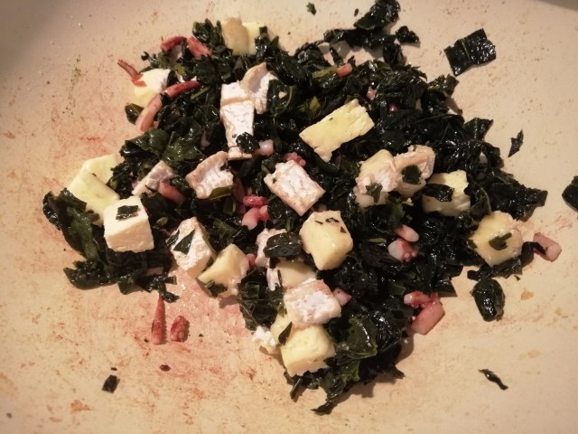 Totano imbottito con cavolo nero e camembert su polenta taragna