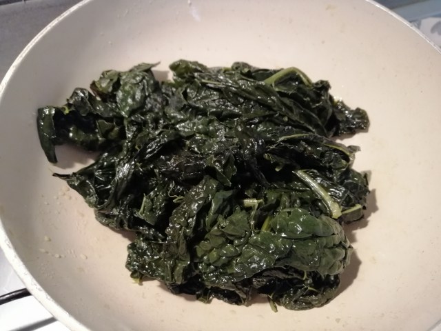 Totano imbottito con cavolo nero e camembert su polenta taragna