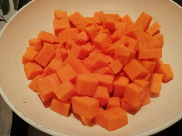 Spaghettoni con crema di zucca catalogna guanciale croccante e fonduta di gorgonzola