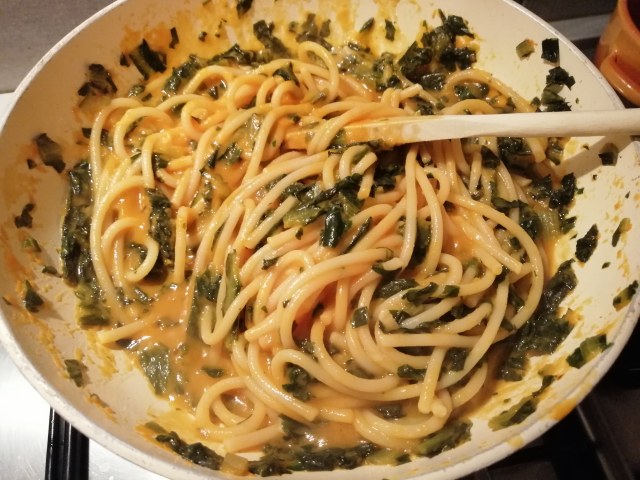 Spaghettoni con crema di zucca catalogna guanciale croccante e fonduta di gorgonzola