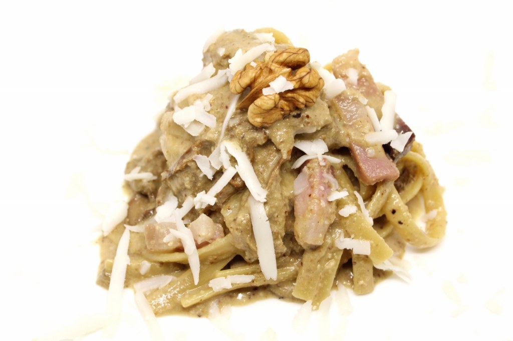 Fettuccine con pesto di noci di Sorrento porcini speck e toma di capra