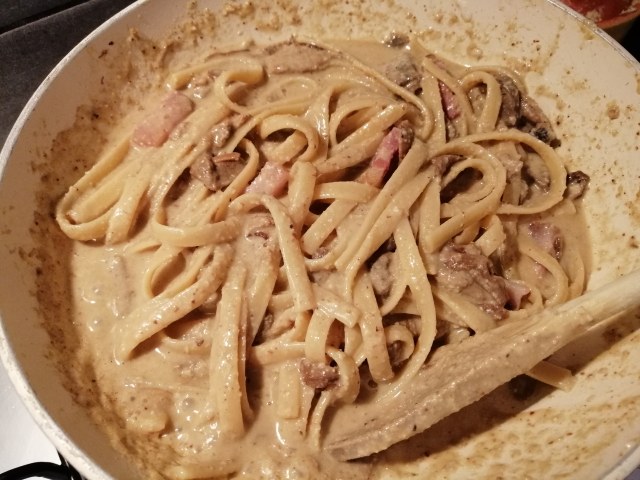 Fettuccine con pesto di noci di Sorrento porcini speck e toma di capra