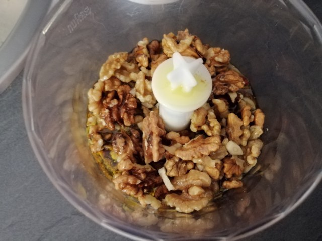 Fettuccine con pesto di noci di Sorrento porcini speck e toma di capra